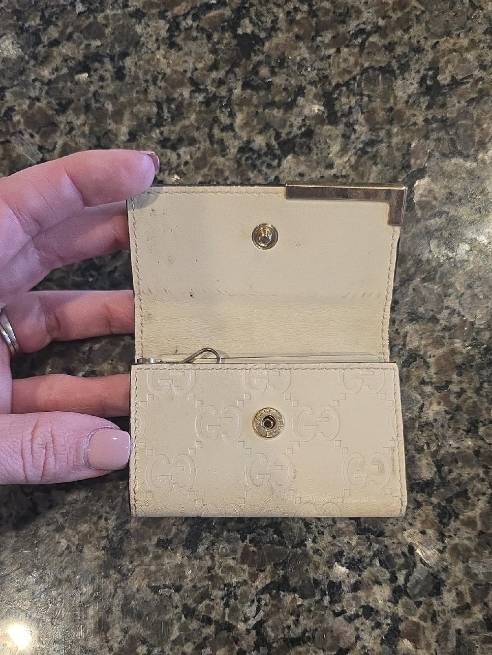 Gucci Cream Monogram Leather Key Holder - Picture 6 of 11